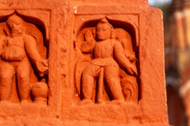 Kırmızı tuğla mimarisi, o dönemin sosyal sistemi, kültürü ve medeniyetinin filizlendiği tapınağın dış duvarlarında açıkça görülüyor. Şu anda, resimler neredeyse yok olmuş durumda..