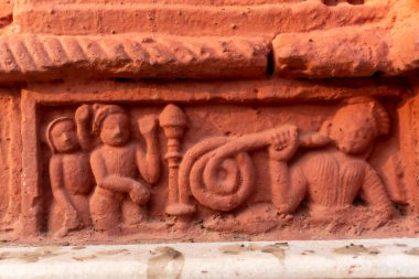 Kırmızı tuğla mimarisi, o dönemin sosyal sistemi, kültürü ve medeniyetinin filizlendiği tapınağın dış duvarlarında açıkça görülüyor. Şu anda, resimler neredeyse yok olmuş durumda..