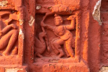 Kırmızı tuğla mimarisi, o dönemin sosyal sistemi, kültürü ve medeniyetinin filizlendiği tapınağın dış duvarlarında açıkça görülüyor. Şu anda, resimler neredeyse yok olmuş durumda..