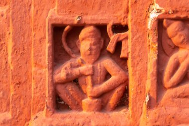 Kırmızı tuğla mimarisi, o dönemin sosyal sistemi, kültürü ve medeniyetinin filizlendiği tapınağın dış duvarlarında açıkça görülüyor. Şu anda, resimler neredeyse yok olmuş durumda..