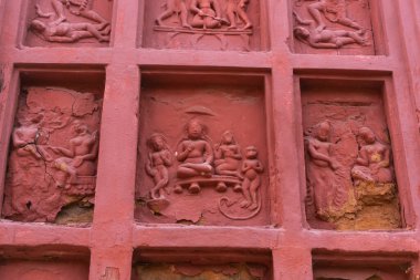 Kırmızı tuğla mimarisi, o dönemin sosyal sistemi, kültürü ve medeniyetinin filizlendiği tapınağın dış duvarlarında açıkça görülüyor. Şu anda, resimler neredeyse yok olmuş durumda..