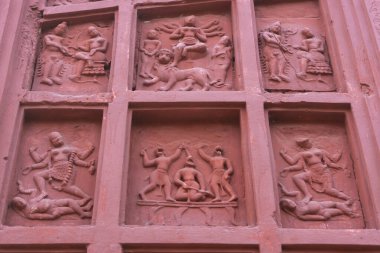 Kırmızı tuğla mimarisi, o dönemin sosyal sistemi, kültürü ve medeniyetinin filizlendiği tapınağın dış duvarlarında açıkça görülüyor. Şu anda, resimler neredeyse yok olmuş durumda..