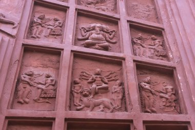 Kırmızı tuğla mimarisi, o dönemin sosyal sistemi, kültürü ve medeniyetinin filizlendiği tapınağın dış duvarlarında açıkça görülüyor. Şu anda, resimler neredeyse yok olmuş durumda..