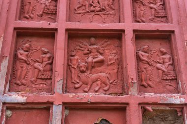 Kırmızı tuğla mimarisi, o dönemin sosyal sistemi, kültürü ve medeniyetinin filizlendiği tapınağın dış duvarlarında açıkça görülüyor. Şu anda, resimler neredeyse yok olmuş durumda..