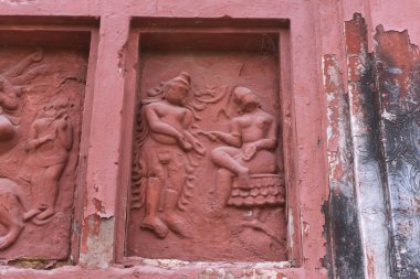 Kırmızı tuğla mimarisi, o dönemin sosyal sistemi, kültürü ve medeniyetinin filizlendiği tapınağın dış duvarlarında açıkça görülüyor. Şu anda, resimler neredeyse yok olmuş durumda..