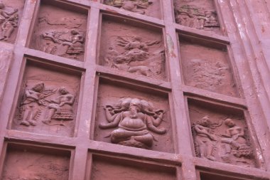 Kırmızı tuğla mimarisi, o dönemin sosyal sistemi, kültürü ve medeniyetinin filizlendiği tapınağın dış duvarlarında açıkça görülüyor. Şu anda, resimler neredeyse yok olmuş durumda..