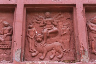 Kırmızı tuğla mimarisi, o dönemin sosyal sistemi, kültürü ve medeniyetinin filizlendiği tapınağın dış duvarlarında açıkça görülüyor. Şu anda, resimler neredeyse yok olmuş durumda..