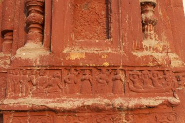 Kırmızı tuğla mimarisi, o dönemin sosyal sistemi, kültürü ve medeniyetinin filizlendiği tapınağın dış duvarlarında açıkça görülüyor. Şu anda, resimler neredeyse yok olmuş durumda..