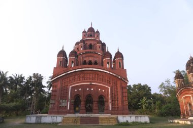 Somra Bazar Anandamayi Tapınağı 1813 yılında kuruldu. Tapınak duvarlarındaki terracotta sanatından ve dönemin sosyal sisteminden bahsedilmektedir. Bu tapınak Bireshwar Mustifi tarafından kuruldu..