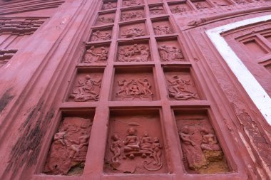 Kırmızı tuğla mimarisi, o dönemin sosyal sistemi, kültürü ve medeniyetinin filizlendiği tapınağın dış duvarlarında açıkça görülüyor. Şu anda, resimler neredeyse yok olmuş durumda..