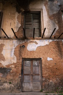 Terk edilmiş bir ev sahibinin evi harabeye dönmüş..