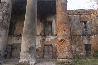 Terk edilmiş bir ev sahibinin evi harabeye dönmüş..