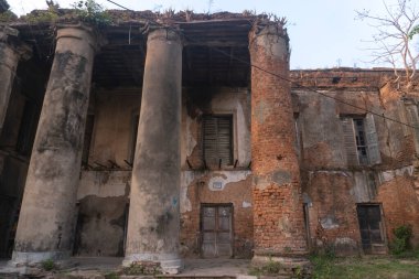 Terk edilmiş bir ev sahibinin evi harabeye dönmüş..