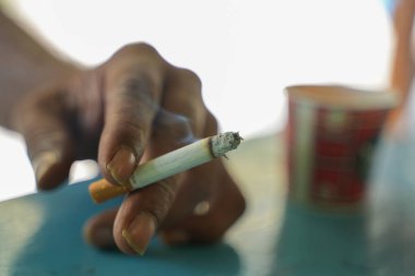 Bir insanın elinde sigara.