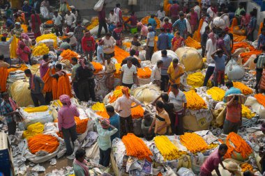  Jagannath Ghat ya da Mallik Ghat 'teki çiçekçiler çiçek satıyorlar. Burası Asya 'daki en büyük çiçek pazarı..