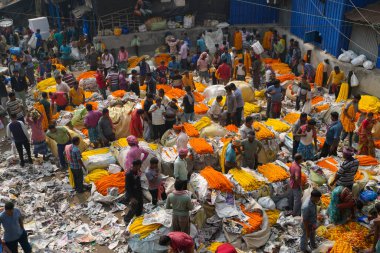  Jagannath Ghat ya da Mallik Ghat 'teki çiçekçiler çiçek satıyorlar. Burası Asya 'daki en büyük çiçek pazarı..