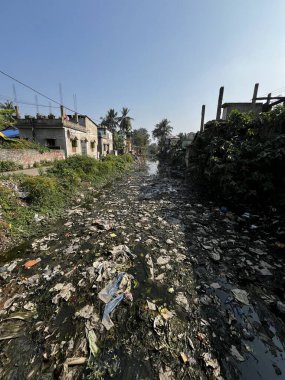 Geçmişte, su nehirden akıyordu, ama şimdi nehir çöpler yüzünden öldü..