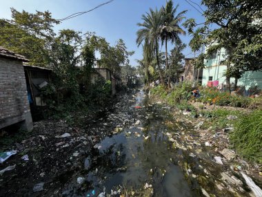 Geçmişte, su nehirden akıyordu, ama şimdi nehir çöpler yüzünden öldü..