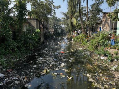 Geçmişte, su nehirden akıyordu, ama şimdi nehir çöpler yüzünden öldü..