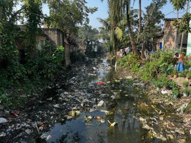 Geçmişte, su nehirden akıyordu, ama şimdi nehir çöpler yüzünden öldü..