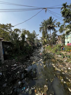 Geçmişte, su nehirden akıyordu, ama şimdi nehir çöpler yüzünden öldü..