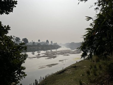 Durgun Damodar Nehri yağmur mevsiminde tehlikeli hale gelir ve her iki tarafta da gelgit dalgaları vardır..