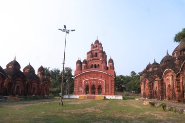 Somra Bazar Anandamayi Tapınağı 1813 yılında kuruldu. Tapınak duvarlarındaki terracotta sanatından ve dönemin sosyal sisteminden bahsedilmektedir. Bu tapınak Bireshwar Mustifi tarafından kuruldu..
