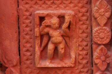 Kırmızı tuğla mimarisi, o dönemin sosyal sistemi, kültürü ve medeniyetinin filizlendiği tapınağın dış duvarlarında açıkça görülüyor. Şu anda, resimler neredeyse yok olmuş durumda..