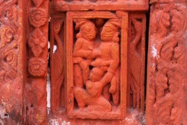 Kırmızı tuğla mimarisi, o dönemin sosyal sistemi, kültürü ve medeniyetinin filizlendiği tapınağın dış duvarlarında açıkça görülüyor. Şu anda, resimler neredeyse yok olmuş durumda..