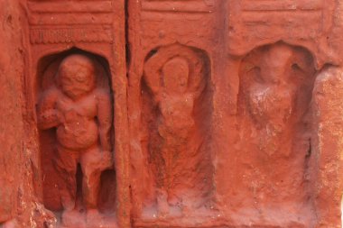 Kırmızı tuğla mimarisi, o dönemin sosyal sistemi, kültürü ve medeniyetinin filizlendiği tapınağın dış duvarlarında açıkça görülüyor. Şu anda, resimler neredeyse yok olmuş durumda..