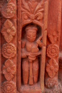 Kırmızı tuğla mimarisi, o dönemin sosyal sistemi, kültürü ve medeniyetinin filizlendiği tapınağın dış duvarlarında açıkça görülüyor. Şu anda, resimler neredeyse yok olmuş durumda..