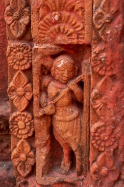 Kırmızı tuğla mimarisi, o dönemin sosyal sistemi, kültürü ve medeniyetinin filizlendiği tapınağın dış duvarlarında açıkça görülüyor. Şu anda, resimler neredeyse yok olmuş durumda..