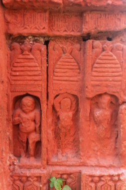 Kırmızı tuğla mimarisi, o dönemin sosyal sistemi, kültürü ve medeniyetinin filizlendiği tapınağın dış duvarlarında açıkça görülüyor. Şu anda, resimler neredeyse yok olmuş durumda..