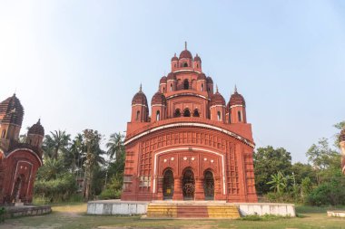 Somra Bazar Anandamayi Tapınağı 1813 yılında kuruldu. Tapınak duvarlarındaki terracotta sanatından ve dönemin sosyal sisteminden bahsedilmektedir. Bu tapınak Bireshwar Mustifi tarafından kuruldu..