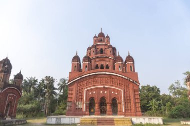 Somra Bazar Anandamayi Tapınağı 1813 yılında kuruldu. Tapınak duvarlarındaki terracotta sanatından ve dönemin sosyal sisteminden bahsedilmektedir. Bu tapınak Bireshwar Mustifi tarafından kuruldu..