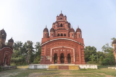 Somra Bazar Anandamayi Tapınağı 1813 yılında kuruldu. Tapınak duvarlarındaki terracotta sanatından ve dönemin sosyal sisteminden bahsedilmektedir. Bu tapınak Bireshwar Mustifi tarafından kuruldu..