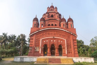 Somra Bazar Anandamayi Tapınağı 1813 yılında kuruldu. Tapınak duvarlarındaki terracotta sanatından ve dönemin sosyal sisteminden bahsedilmektedir. Bu tapınak Bireshwar Mustifi tarafından kuruldu..
