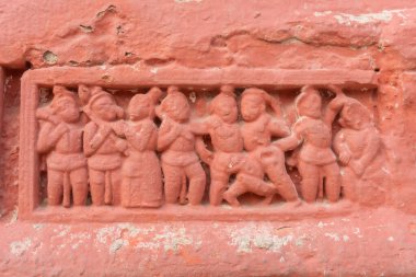 Kırmızı tuğla mimarisi, o dönemin sosyal sistemi, kültürü ve medeniyetinin filizlendiği tapınağın dış duvarlarında açıkça görülüyor. Şu anda, resimler neredeyse yok olmuş durumda..