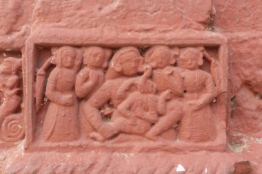 Kırmızı tuğla mimarisi, o dönemin sosyal sistemi, kültürü ve medeniyetinin filizlendiği tapınağın dış duvarlarında açıkça görülüyor. Şu anda, resimler neredeyse yok olmuş durumda..