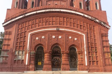 Somra Bazar Anandamayi Tapınağı 1813 yılında kuruldu. Tapınak duvarlarındaki terracotta sanatından ve dönemin sosyal sisteminden bahsedilmektedir. Bu tapınak Bireshwar Mustifi tarafından kuruldu..