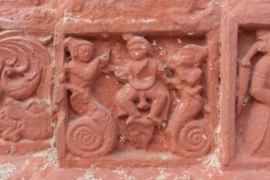 Kırmızı tuğla mimarisi, o dönemin sosyal sistemi, kültürü ve medeniyetinin filizlendiği tapınağın dış duvarlarında açıkça görülüyor. Şu anda, resimler neredeyse yok olmuş durumda..