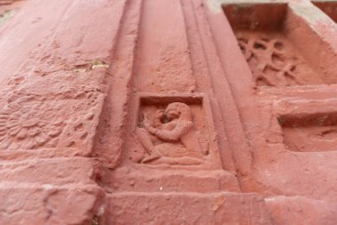 Kırmızı tuğla mimarisi, o dönemin sosyal sistemi, kültürü ve medeniyetinin filizlendiği tapınağın dış duvarlarında açıkça görülüyor. Şu anda, resimler neredeyse yok olmuş durumda..