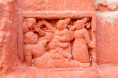 Kırmızı tuğla mimarisi, o dönemin sosyal sistemi, kültürü ve medeniyetinin filizlendiği tapınağın dış duvarlarında açıkça görülüyor. Şu anda, resimler neredeyse yok olmuş durumda..