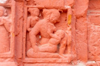 Kırmızı tuğla mimarisi, o dönemin sosyal sistemi, kültürü ve medeniyetinin filizlendiği tapınağın dış duvarlarında açıkça görülüyor. Şu anda, resimler neredeyse yok olmuş durumda..