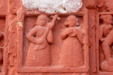 Kırmızı tuğla mimarisi, o dönemin sosyal sistemi, kültürü ve medeniyetinin filizlendiği tapınağın dış duvarlarında açıkça görülüyor. Şu anda, resimler neredeyse yok olmuş durumda..