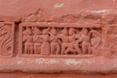 Kırmızı tuğla mimarisi, o dönemin sosyal sistemi, kültürü ve medeniyetinin filizlendiği tapınağın dış duvarlarında açıkça görülüyor. Şu anda, resimler neredeyse yok olmuş durumda..