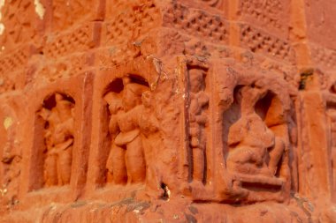 Kırmızı tuğla mimarisi, o dönemin sosyal sistemi, kültürü ve medeniyetinin filizlendiği tapınağın dış duvarlarında açıkça görülüyor. Şu anda, resimler neredeyse yok olmuş durumda..