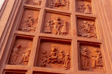 Kırmızı tuğla mimarisi, o dönemin sosyal sistemi, kültürü ve medeniyetinin filizlendiği tapınağın dış duvarlarında açıkça görülüyor. Şu anda, resimler neredeyse yok olmuş durumda..