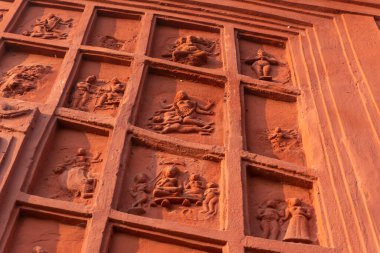 Kırmızı tuğla mimarisi, o dönemin sosyal sistemi, kültürü ve medeniyetinin filizlendiği tapınağın dış duvarlarında açıkça görülüyor. Şu anda, resimler neredeyse yok olmuş durumda..