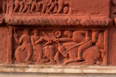 Kırmızı tuğla mimarisi, o dönemin sosyal sistemi, kültürü ve medeniyetinin filizlendiği tapınağın dış duvarlarında açıkça görülüyor. Şu anda, resimler neredeyse yok olmuş durumda..